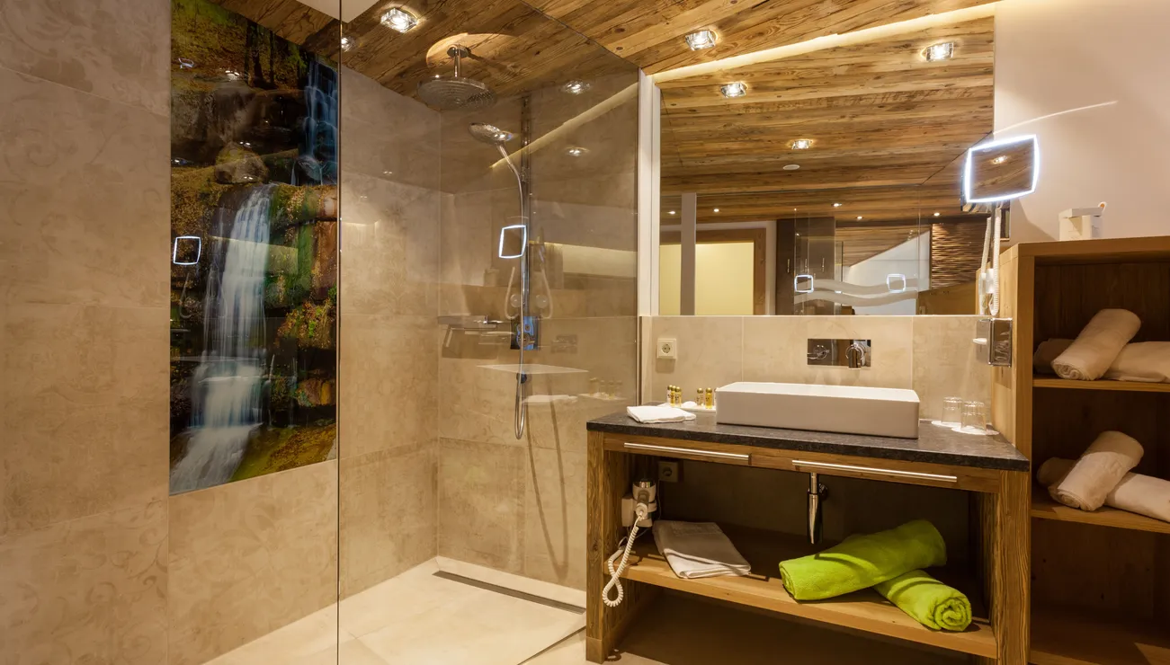 elegantes Badezimmer in der Juniorsuite „Deluxe“ im Hotel das Neuhaus